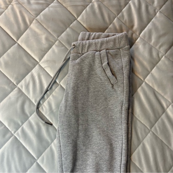 Comfy Grey Two-Piece Medium Tracksuit With Capri Pants - Picture 7 of 9
